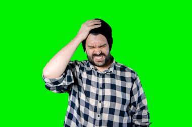 Kafası karışık sakallı bir adamın portresi. Krom arka planda izole bir şekilde el ele tutuşuyor.