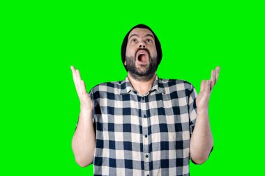 Krom arkaplan stüdyosundaki şaşırtıcı yüz ifadesi olan adam.