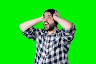 Krom arkaplan stüdyosundaki şaşırtıcı yüz ifadesi olan adam.