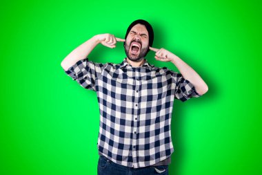 Kafası karışık sakallı bir adamın portresi. Krom arka planda izole bir şekilde el ele tutuşuyor.