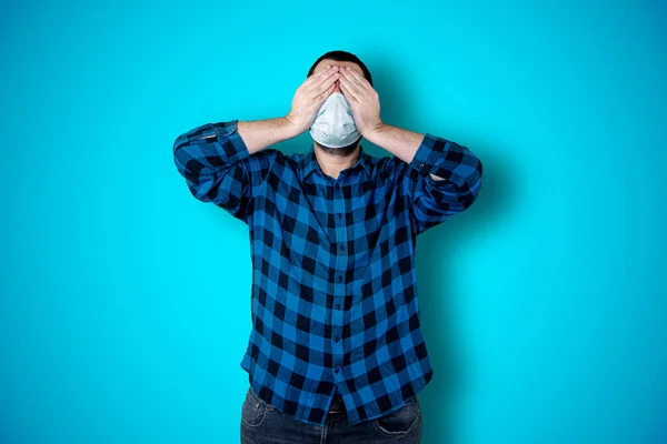 Mavi Arka Planda Maske Kullanarak Ele Tutuşan Kafası Karışık Bir — Stok fotoğraf