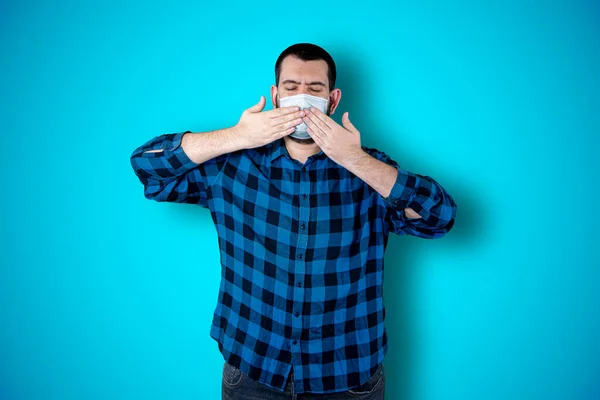 마스크를 셔츠를 남성의 남자의 고립된 침묵의 표시를 줍니다 코로나 바이러스의 로열티 프리 스톡 이미지