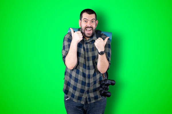 Retrato Joven Viajero Alegre Mostrando Bien Gesto Victoria Aislado Fondo — Foto de Stock