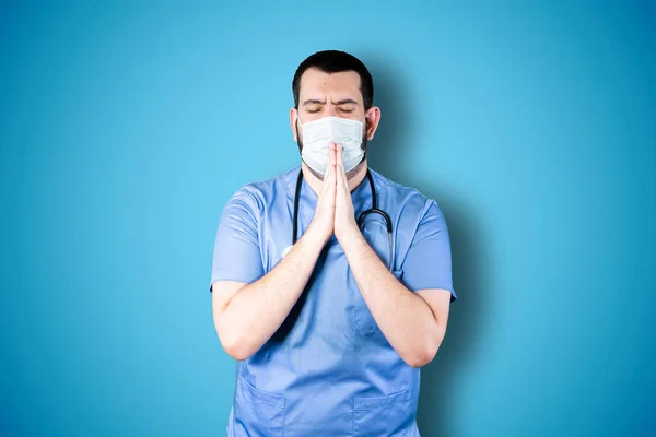 Gros Plan Portrait Jeune Médecin Avec Masque Mains Priantes Serrées Photos De Stock Libres De Droits