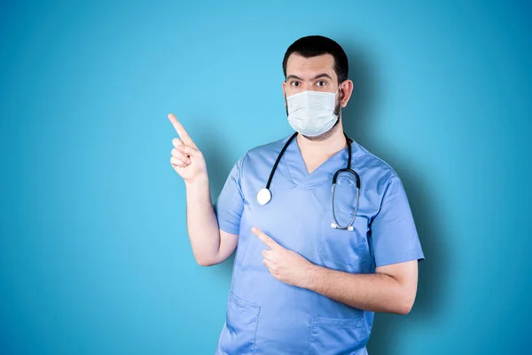 Giovane Medico Con Maschera Che Punta Guarda Spazio Copia Bello Foto Stock