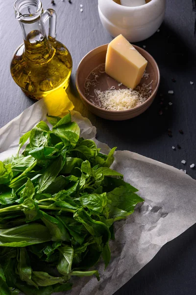 Pesto ingredienser: basilikum, olivenolie og ost - Stock-foto