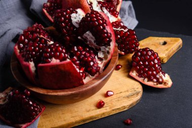 Olgun kırmızı nar ahşap tahta ve koyu arka plan