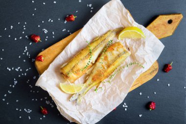 Kızarmış gölde üstten görünüm limonlu kek kağıt üzerinde