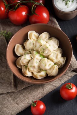 Ekşi krema ile servis kasede et köfte