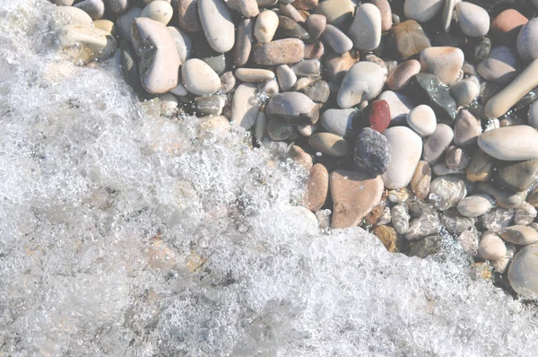 Golf op de stenen strand in matte kleuren, close-up — Stockfoto