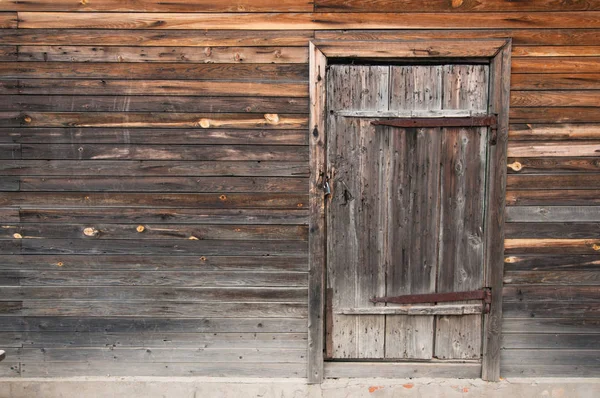Vista frontal: antigua pared y puerta de madera rústica —  Fotos de Stock