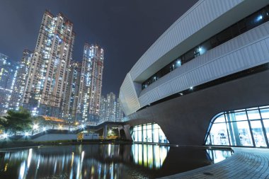 Park 'taki modern mimari ve geceleri Hong Kong' daki yüksek binalar.