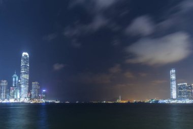 Geceleri Hong Kong şehrinin modern ofis binası ve ufuk çizgisi.