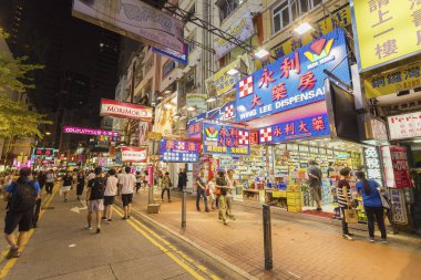 Hong Kong - 06 Ekim 2017: insanlar meşgul sokaklarda Causeway Bay Hong Kong'da 06 Ekim 2017 üzerinde yürüme. 7 m nüfusu ile dünyanın en yoğun alanlarda biridir. 