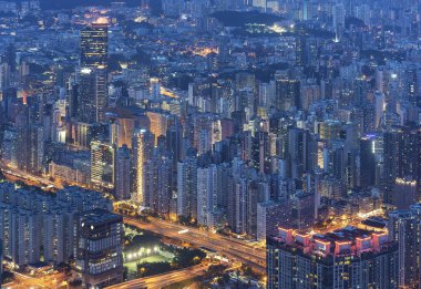 Hong Kong şehrinin gece manzarası.