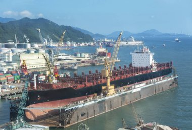 Bir büyük tanker gemi tersanesinde yenilenmiş