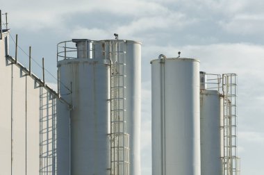 Mavi gökyüzü ile petrokimya fabrikası 