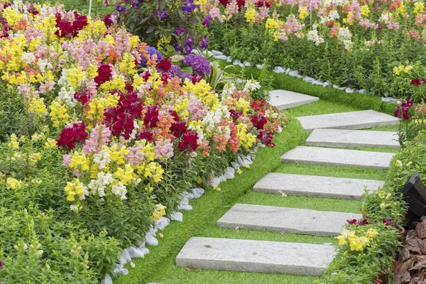 Caminho Ornate Flower Garden — Fotografia de Stock