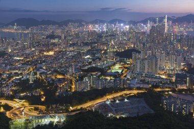 Alacakaranlıkta Hong Kong şehrinin hava manzaralı manzarası