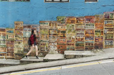 Hong Kong şehir renkli sokakta yürüyen kız