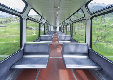 Boş koltuklu bir yolcu treninin içi.