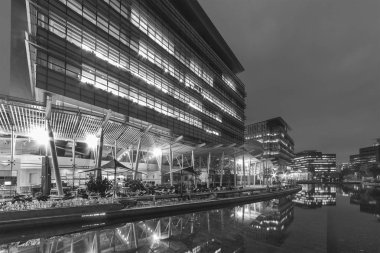 Günbatımında Hong Kong 'daki modern ofis binası.