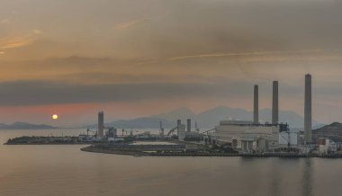 Günbatımı altında güç istasyonu