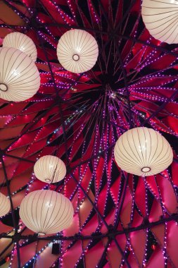 Kırmızı Çin fener asılı