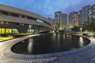 Geceleri Hong Kong şehrinin silueti