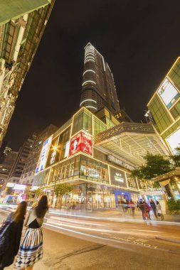 Hong Kong, Çin - 14 Aralık 2016: Tsim Sha Tsui ilçesindeki alışveriş merkezi K-11. Tsim Sha Tsui, Hong Kong 'da turistlere hizmet veren çok sayıda lüks mağazası ve restoranı olan büyük bir turizm merkezi.. 