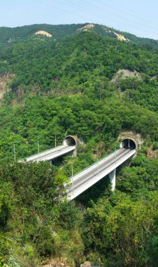 Tepenin üzerinden yol
