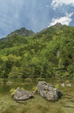 Japonya, Nagano, Kamikochi 'deki Hotaka Arka Tapınağı' ndaki Myojin göletinin Idyllic manzarası