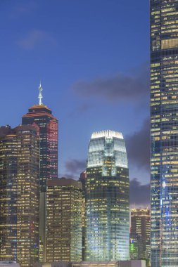 Günbatımında Hong Kong şehrinin modern ofis binası ve ufuk çizgisi.