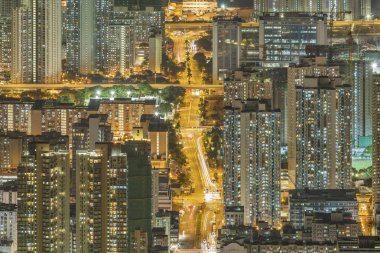 Geceleri Hong Kong şehrinin hava manzarası.