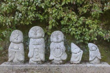 Japon Jizo heykel üzerinde yol kenarında Arashiyama, Japonya.