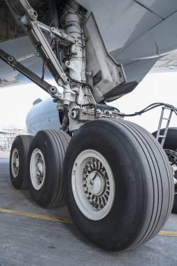 Uçak Hangarı direksiyonda, yakın çekim 