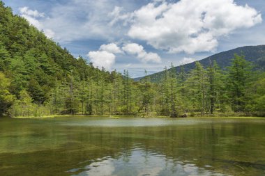 Japonya, Nagano, Kamikochi 'deki Hotaka Arka Tapınağı' ndaki Myojin göletinin Idyllic manzarası