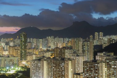 Dağ Aslanı Kayası ve alacakaranlıkta Hong Kong şehrinin ufuk çizgisi.