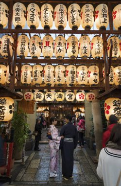 Kyoto, Japonya - Nisan 07: ışıklı kağıt fenerler üzerinde 07 Nisan 2016 Nishiki Tenmangu tapınak Kyoto, Japonya için giriş yukarıda asılı. Tapınak Nishiki gıda pazarının kalbinde.