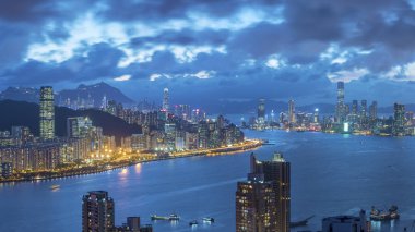 Victoria Liman manzaralı Hong Kong şehri alacakaranlıkta.