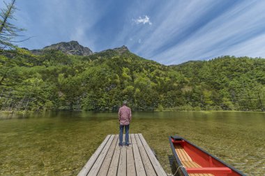 İnanç ve Tanrı kavramı inanıyoruz: adam Myojin gölet, Hotaka arka tapınak Kamikochi, Nagano, Japonya.