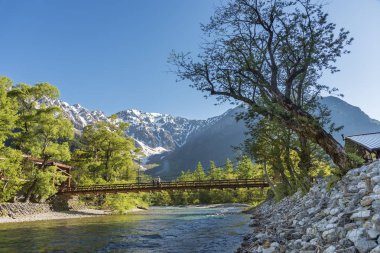 Hotaka dağlarının Idyllic manzarası ve Kamikochi, Nagano, Japonya 'daki Kappa köprüsü