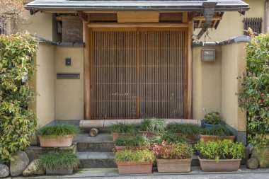 Kyoto, Japonya 'daki geleneksel Japon evinin girişi