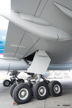 Uçak Hangarı direksiyonda, yakın çekim 