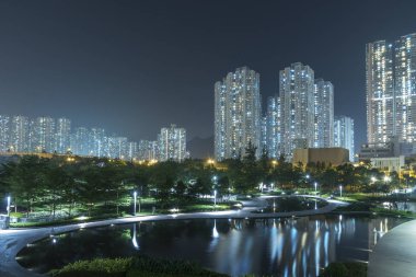 Hong Kong 'da yüksek binalar ve kamu parkı.