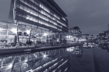 Günbatımında Hong Kong 'daki modern ofis binası.