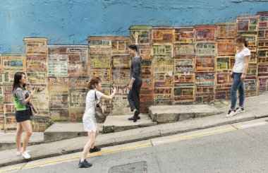 Hong Kong, Çin - 27 Eylül 2018: Turist alarak fotoğraf renkli Hong Kong şehir sokakta