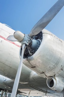 Eski uçak (çift kanatlı) motoru çok büyük propelle ile yakın çekim