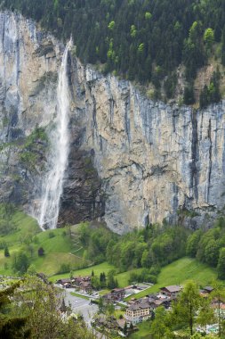 Köyün arka planda şelale ile bakış