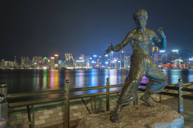 Hong Kong - Eylül 25: Bruce Lee heykel Avenue yıldız o